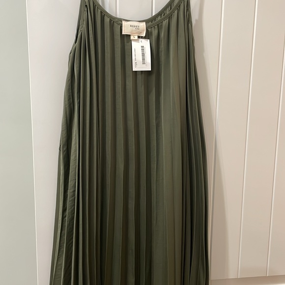 Green Pleated Dress - Picture 4 of 4